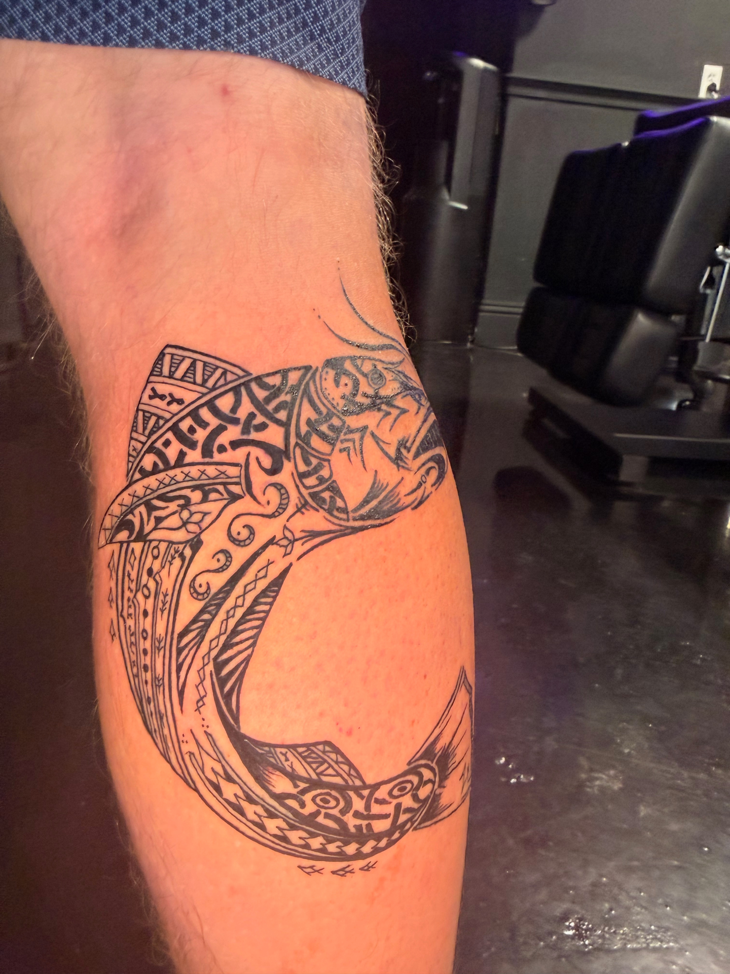 Black and grey polynesian stingray calf tattoo