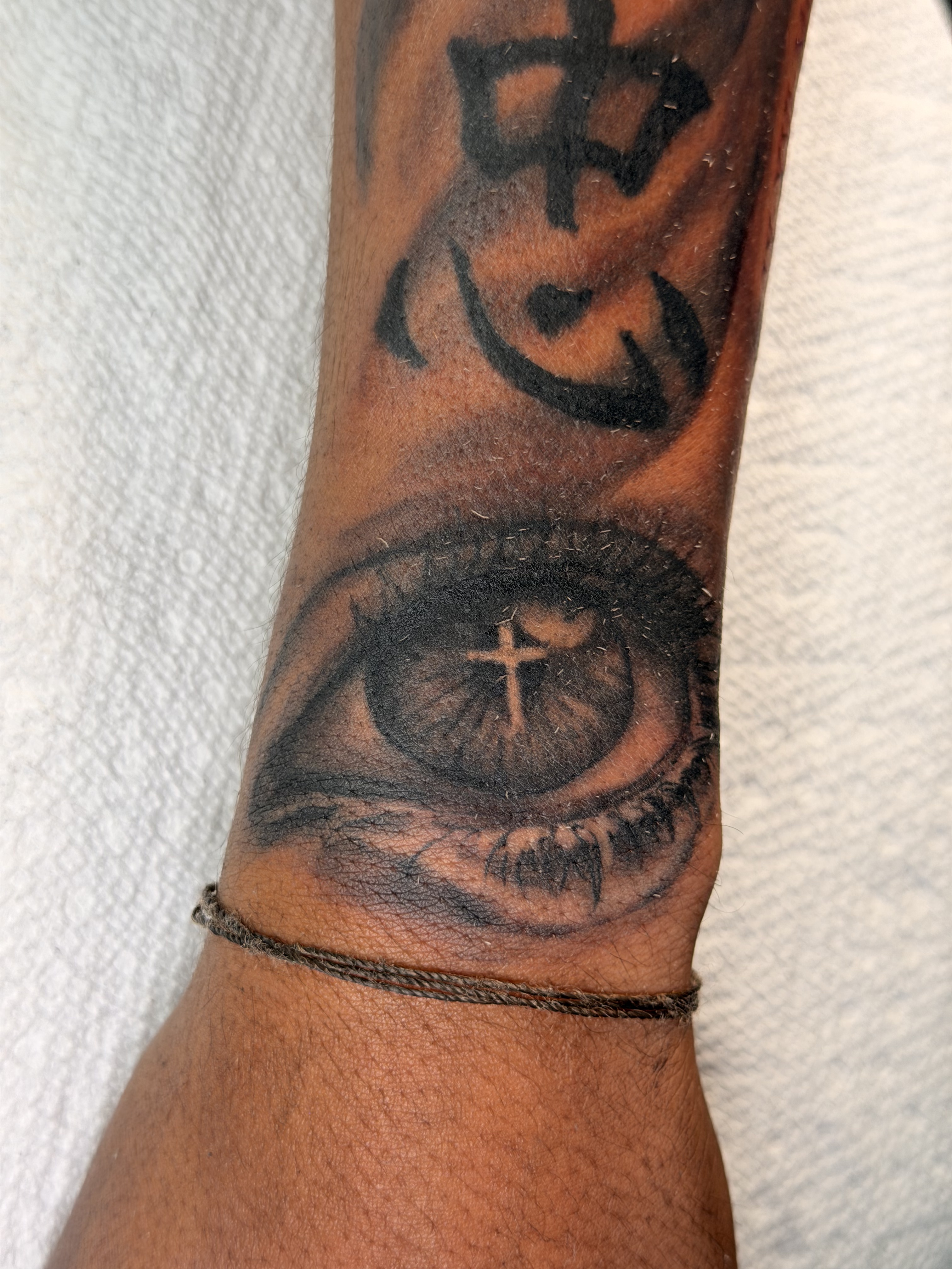 Large black and grey leg sleeve detail