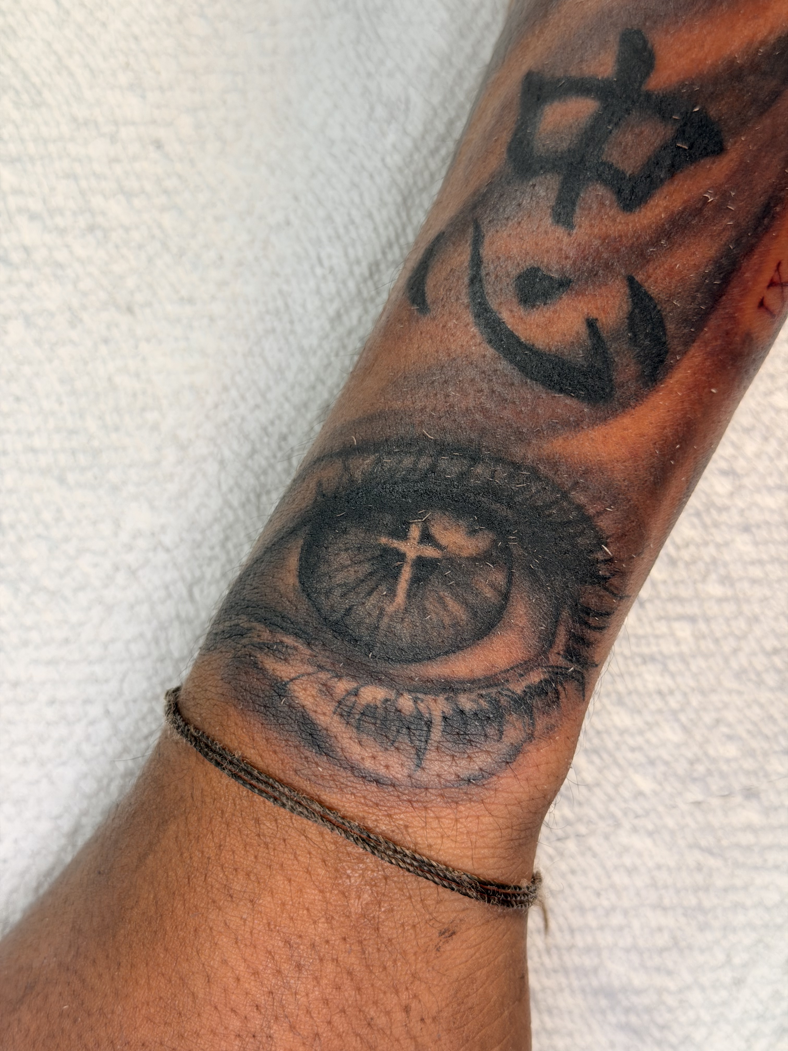 Large black and grey leg sleeve detail